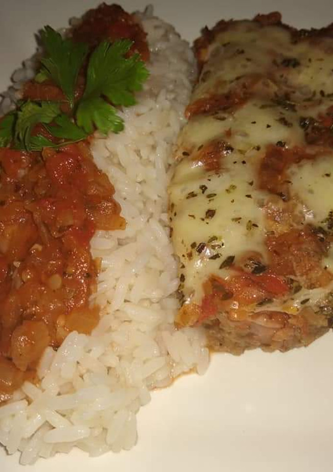 Una foto de Pan de carne individual relleno de jamón, salsa fileto y muzzarella