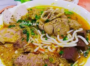 Hình của món Bún Bò Huế Giò Heo Huyết Chả.