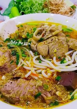 Hình của món Bún Bò Huế Giò Heo Huyết Chả.