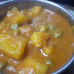 A picture of Aloo matar.