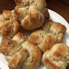 A picture of Garlic knots.