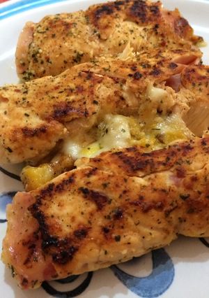 Una foto de Rollos de pechuga de pollo a la hawaiana