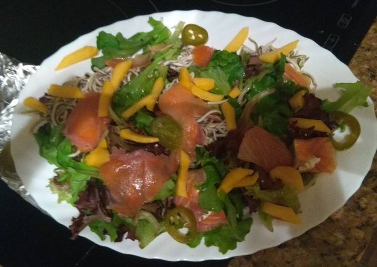 Ensalada de salmón y gulas con salsa de nectarina