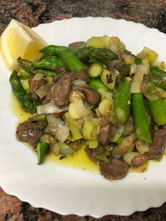 Una foto de Wok de mollejas con verduras