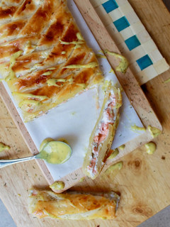 Una foto de Hojaldre de salmón, queso y eneldo