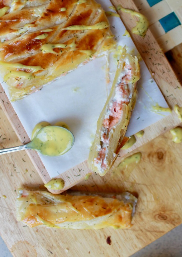 Una foto de Hojaldre de salmón, queso y eneldo