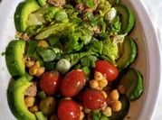 Una foto de aderezos para ensalada de apio