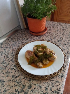Una foto de Muslitos de pollo con pimientos verdes de la huerta