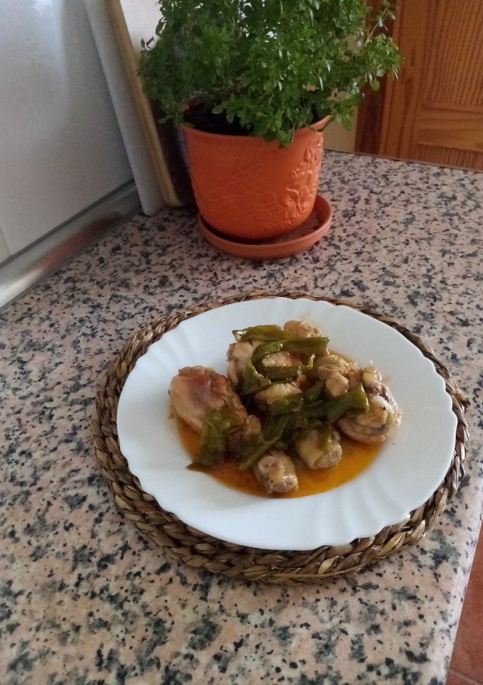 Una foto de Muslitos de pollo con pimientos verdes de la huerta