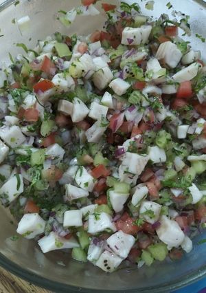 Una foto de Ceviche de pescado con kiwi