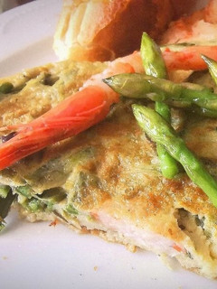 Una foto de Tortilla de Espárragos trigueros con Gambas blancas