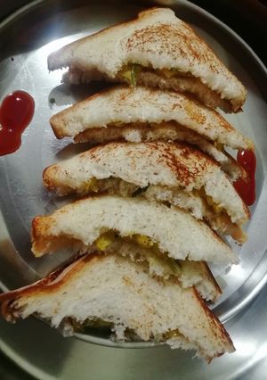 A picture of Aloo Toast.
