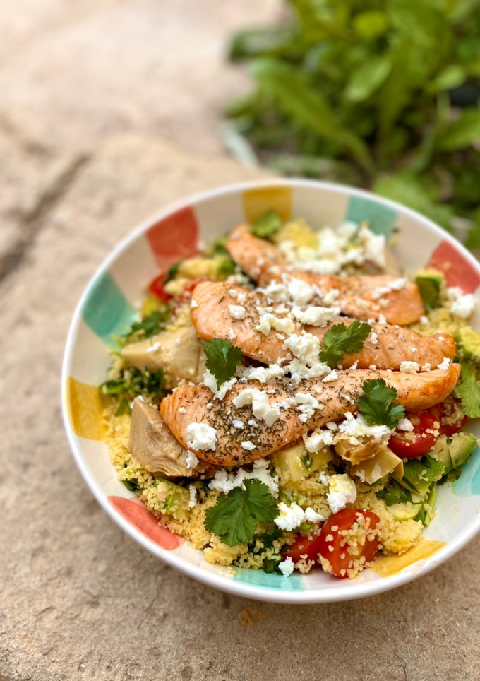 Una foto de Ensalada de cous cous con salmón en airfryer - Semana 29 de embarazo