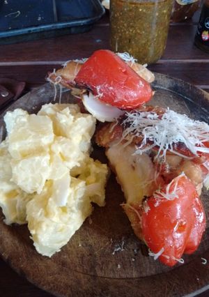 Una foto de Asado a la parrilla de pinchos de muslos rellenos a la mostaza y limon