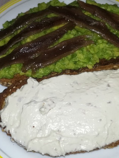Una foto de Anchoas en tostas con mousse de queso, nueces y guacamole