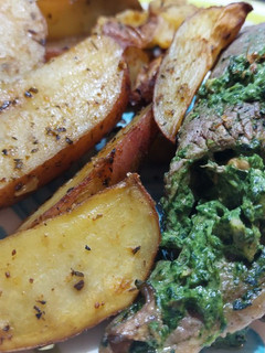 Una foto de Rollito de carne rellena con papas rústicas