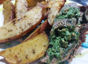 Una foto de Rollito de carne rellena con papas rústicas