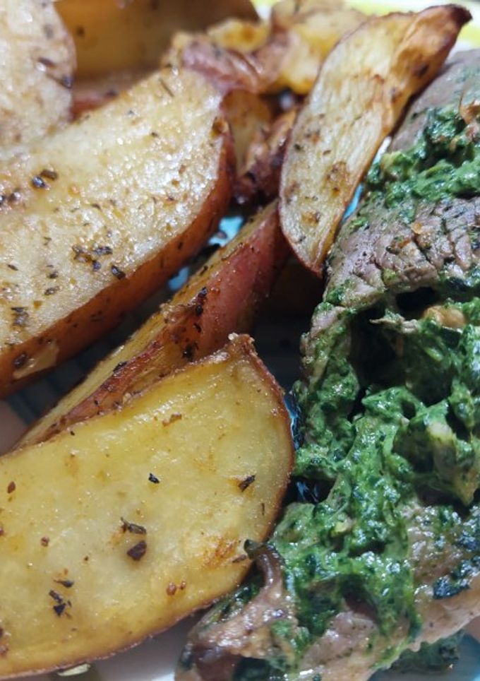 Una foto de Rollito de carne rellena con papas rústicas