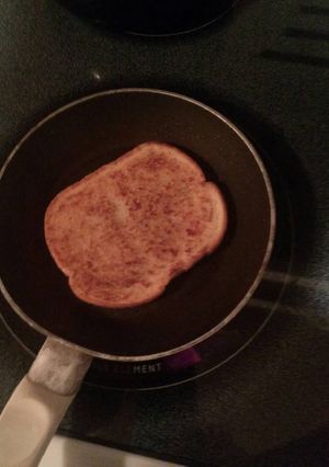 A picture of Bachelor's garlic bread.