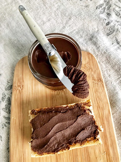 Una foto de Crema untable de avellana y chocolate al aceite de oliva