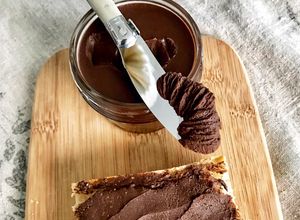 Una foto de Crema untable de avellana y chocolate al aceite de oliva