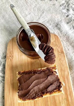 Una foto de Crema untable de avellana y chocolate al aceite de oliva