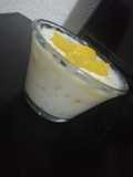 Postre de tapioca con leche y duraznitos en almíbar