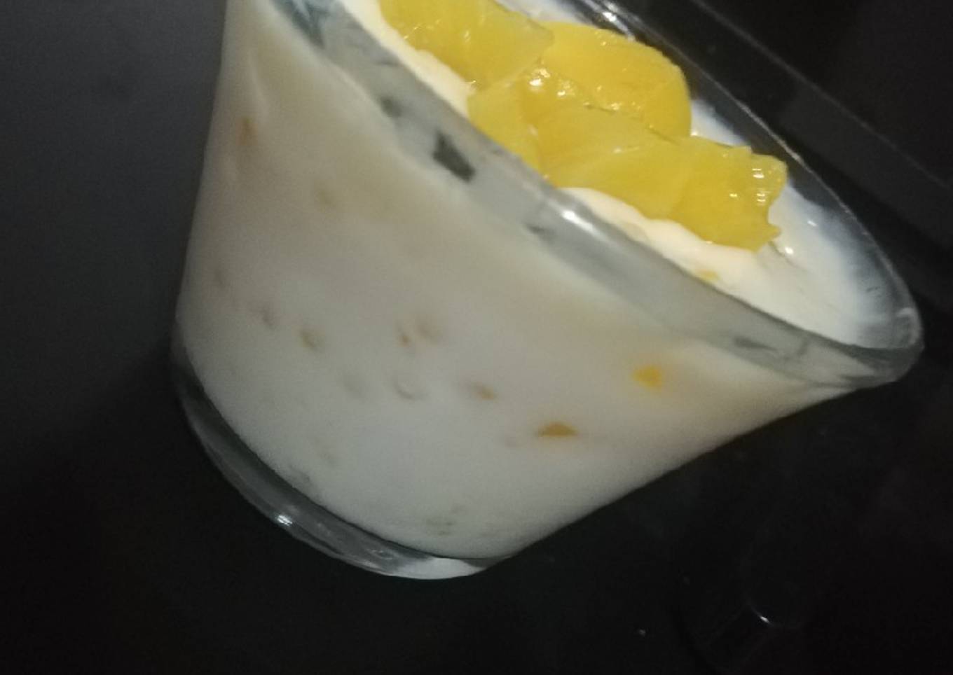 Postre de tapioca con leche y duraznitos en almíbar