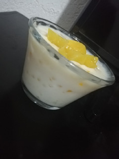 Una foto de Postre de tapioca con leche y duraznitos en almíbar