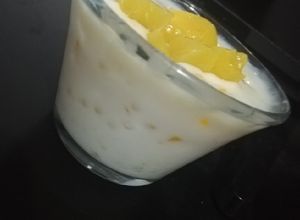 Una foto de Postre de tapioca con leche y duraznitos en almíbar