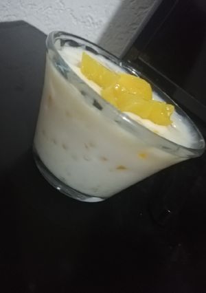Una foto de Postre de tapioca con leche y duraznitos en almíbar