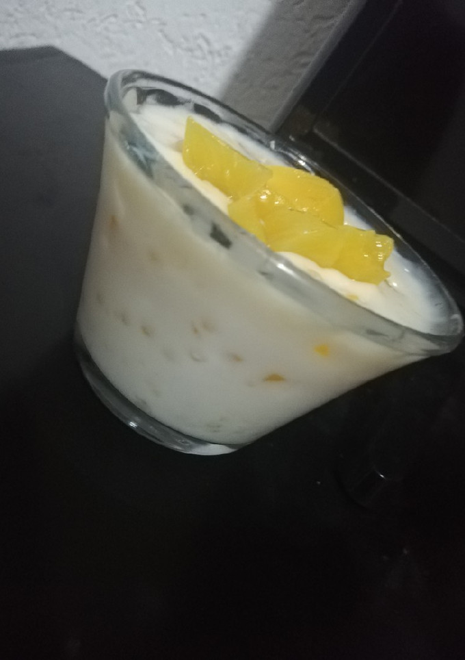 Una foto de Postre de tapioca con leche y duraznitos en almíbar