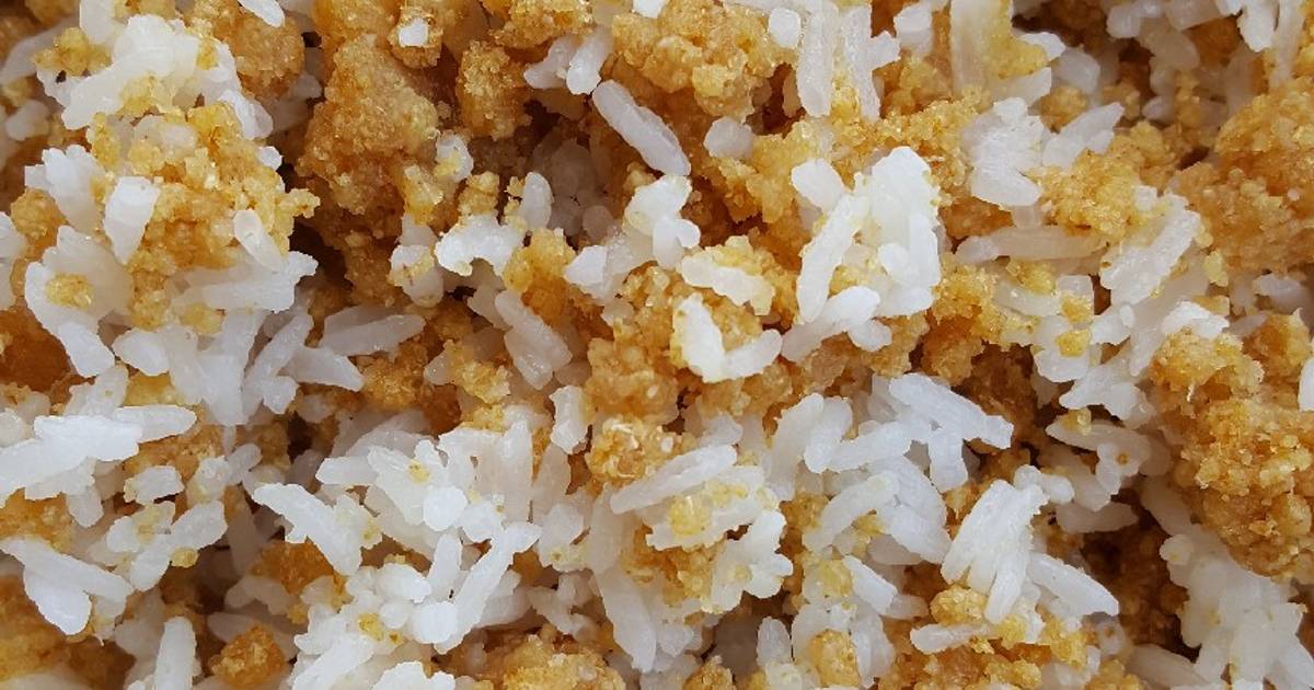 Nasi Tiwul khas Jawa, terbuat dari gaplek dengan tekstur kenyal dan rasa manis alami, disajikan dengan lauk tradisional seperti ikan asin dan sambal