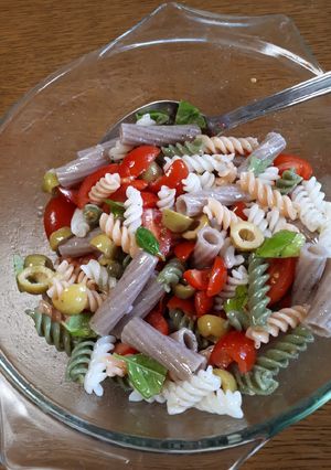 Foto di Insalata di pasta mista fredda con verdure. Glutenfree