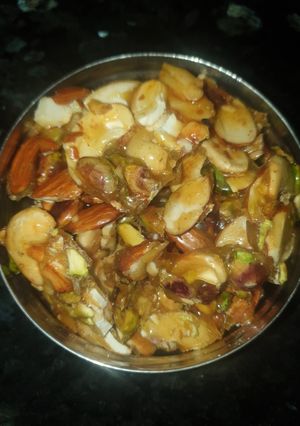 ડ્રાયફ્રુટ ચીક્કી (Dryfruit chikki recipe in Gujarati) રેસીપી મુખ્ય ફોટો