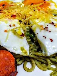 Una foto de PASTA🍝PESTO Con Guisantes,🥚Huevos y Chorizo Español...!