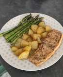 Salmón a la plancha con patatas y espárragos