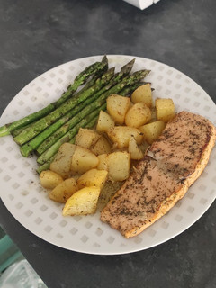 Una foto de Salmón a la plancha con patatas y espárragos