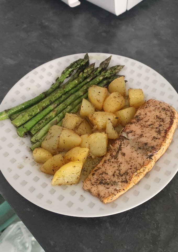 Una foto de Salmón a la plancha con patatas y espárragos