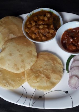 A picture of Bihari Chole with bhature.