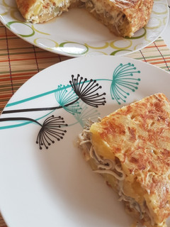 Una foto de Tortilla rellena de gulas y alioli