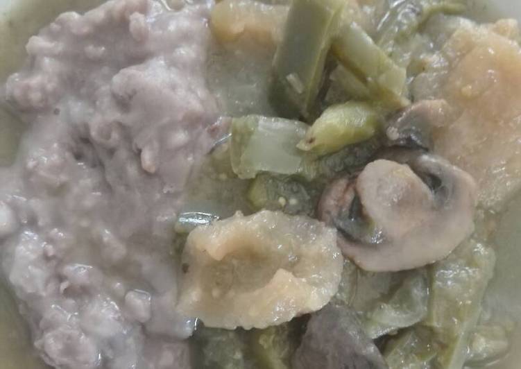 Guisado de chicharrón con champiñones y nopales en salsa verde