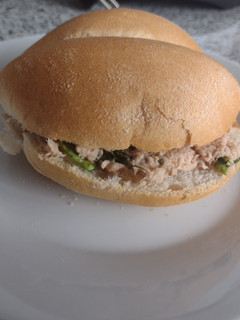 Una foto de Sándwich de atún