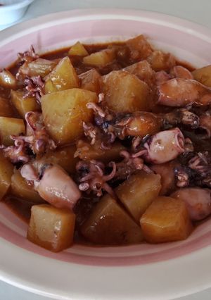 Una foto de Chipirones encebollados