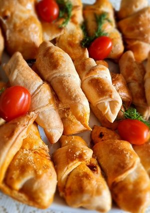 O poză a rețetei Cornuri cu suçuk (cârnaț turcesc)și mozzarela🧿.