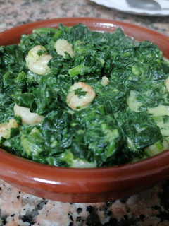 Una foto de Espinacas a la crema con gambas rápida
