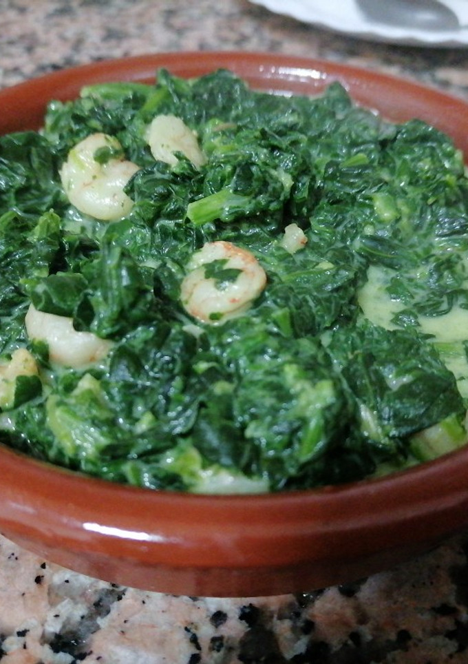 Una foto de Espinacas a la crema con gambas rápida