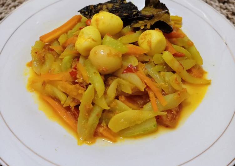 Acar kuning (wortel, timun, telor puyuh)