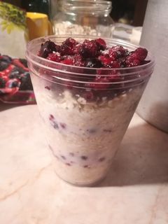 Erdei gyümölcsös zabpelyhes tízórai recept fotója