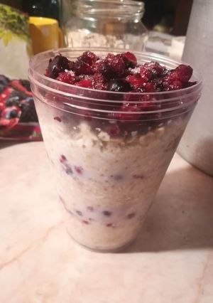 Erdei gyümölcsös zabpelyhes tízórai recept fotója